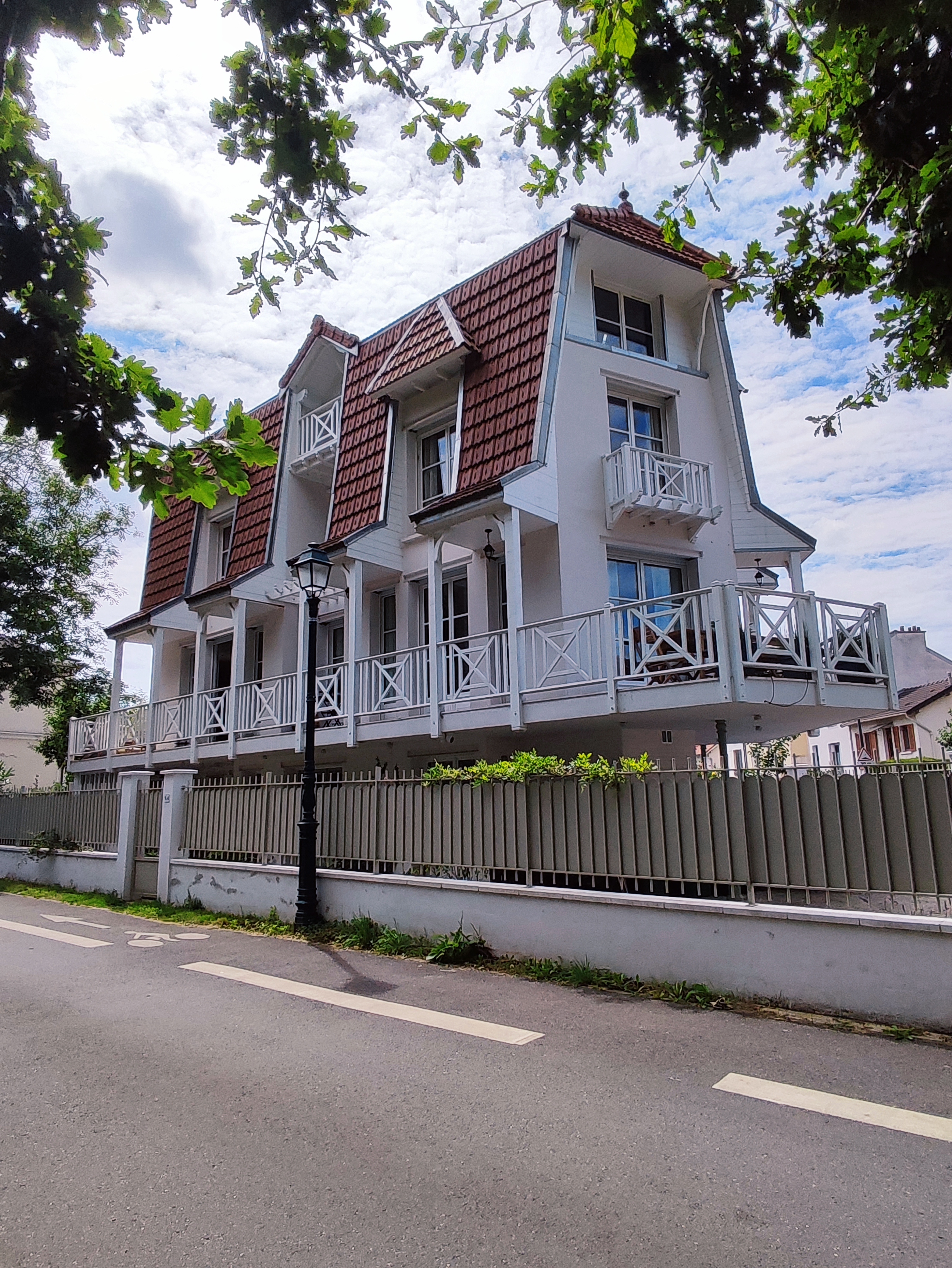 Une demeure victorienne contemporaine aux portes de la forêt de Clamart