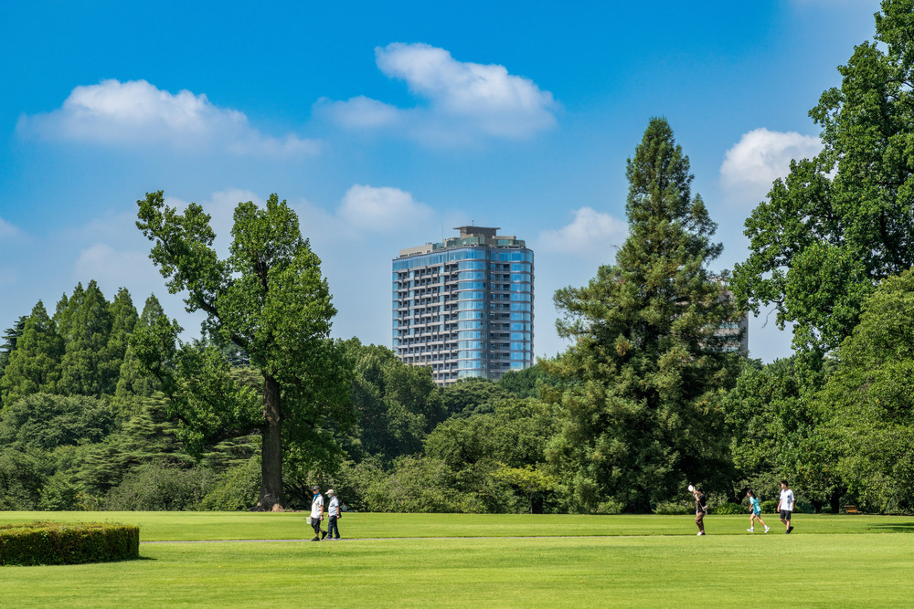 Entre ciel et jardins : La tour qui tisse son nid dans le ciel de Tokyo