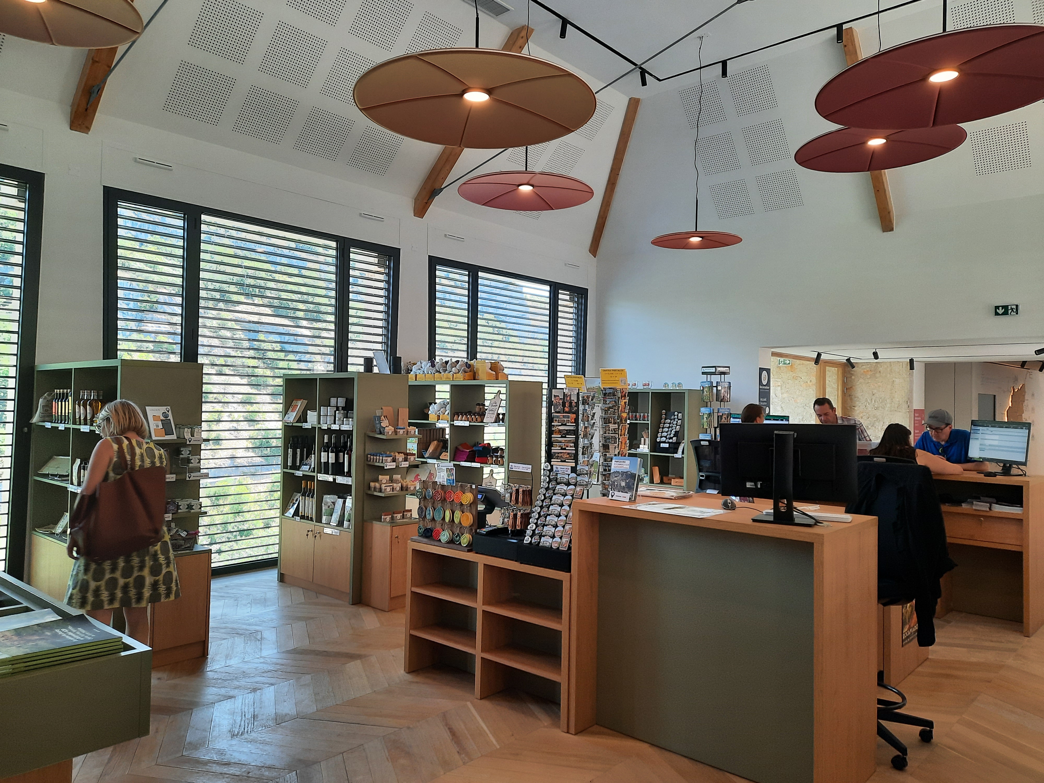 Boutique de l'office : Espace de vente avec ses étagères en bois proposant produits régionaux et documentation touristique.